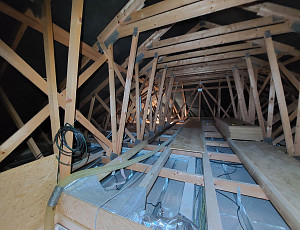 Zateplení stropu bungalovu pomocí foukané izolace